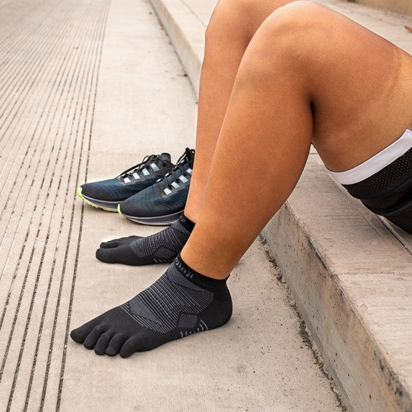 Chaussettes invisibles légères Injinji Run 2.0 à orteils noirs