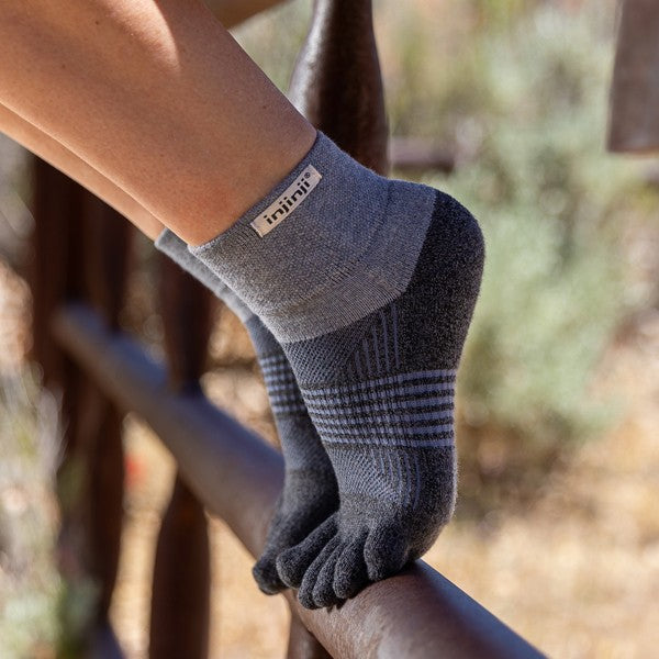 Chaussettes de randonnée Injinji pour femmes, modèle mini-cheval, couleur Granite
