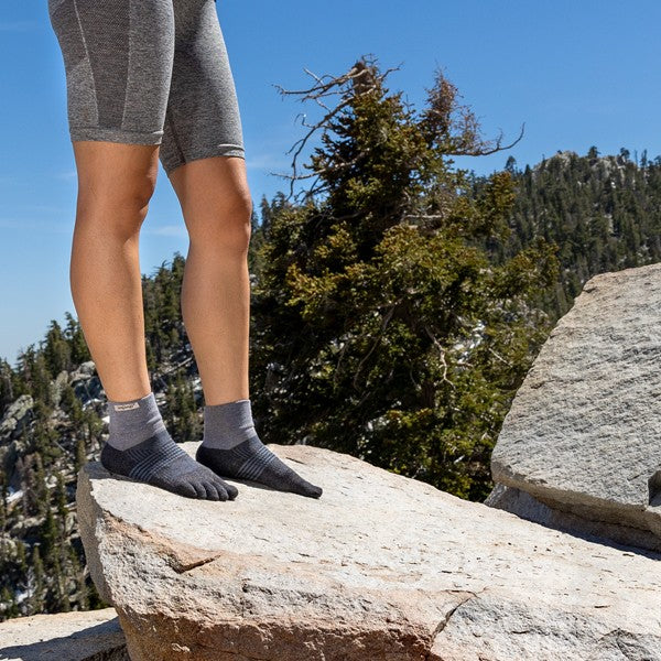 Chaussettes de randonnée Injinji pour femmes, modèle mini-cheval, couleur Granite